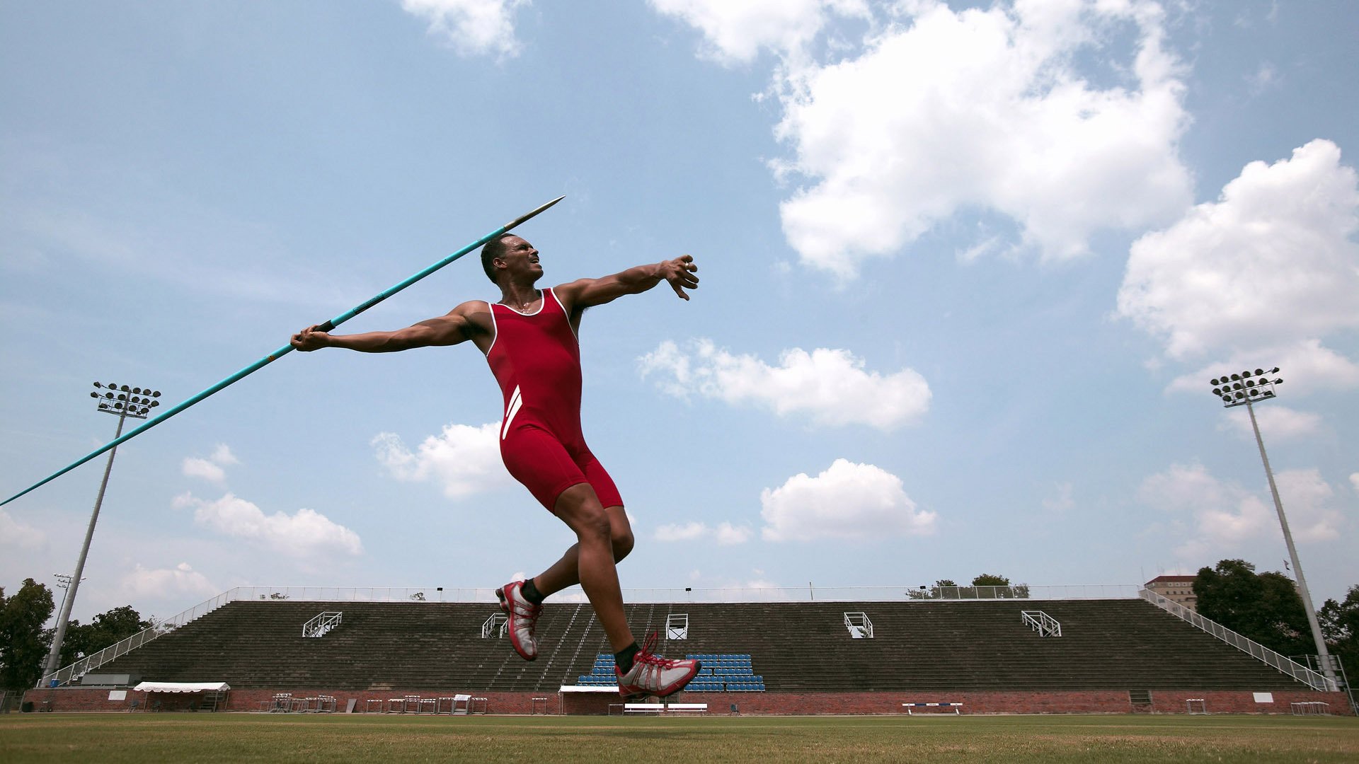 “华金·托比利亚的精准判断与敏捷防守,帮助美洲狮队稳固防线”
